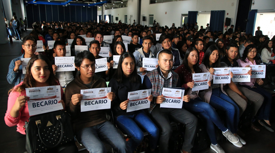 “Ninis” engrosan burocracia; reclutan a 11 mil becarios en Oaxaca