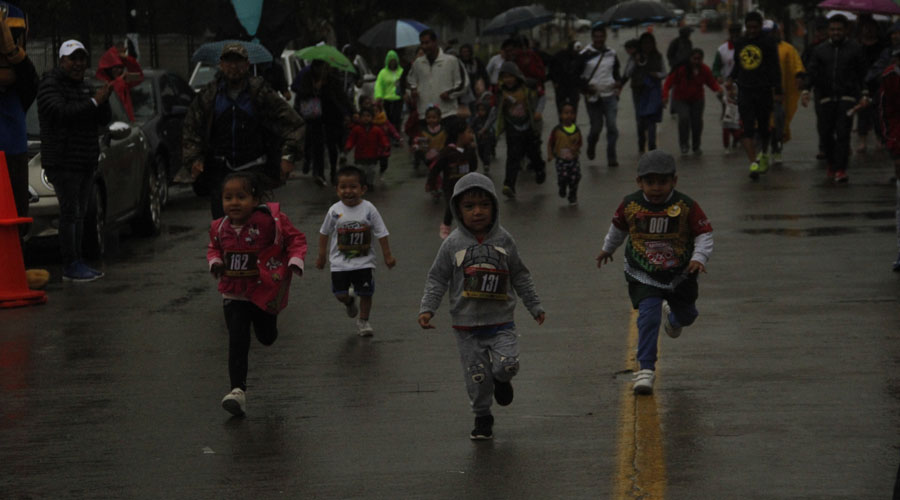 Corren bajo la lluvia en la atlética Ecológica