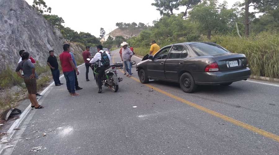 Muere al estrellar su moto contra un auto en Ixtaltepec