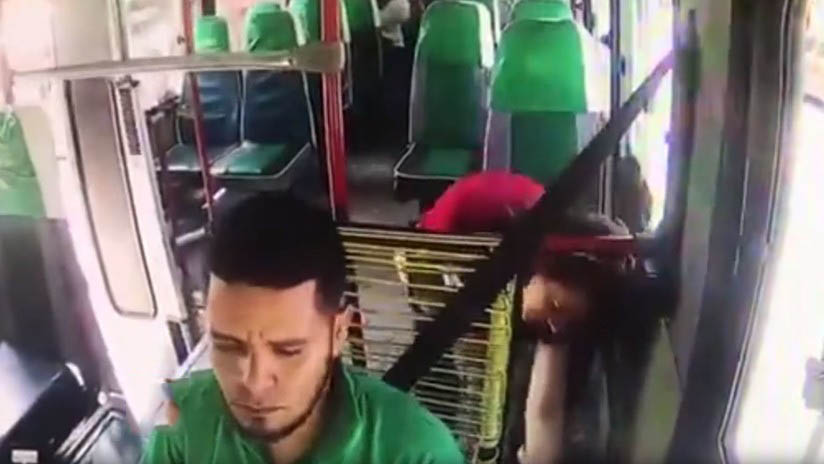 Video: Captan a mujer robando a un chofer de autobús ¡con los pies! | El Imparcial de Oaxaca