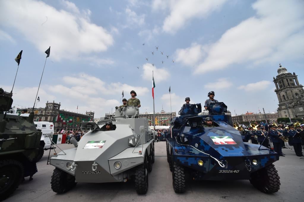 Encabeza Andrés Manuel López Obrador su primer Desfile Militar
