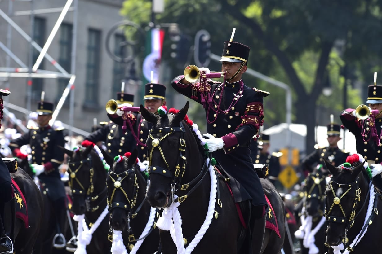 Encabeza Andrés Manuel López Obrador su primer Desfile Militar