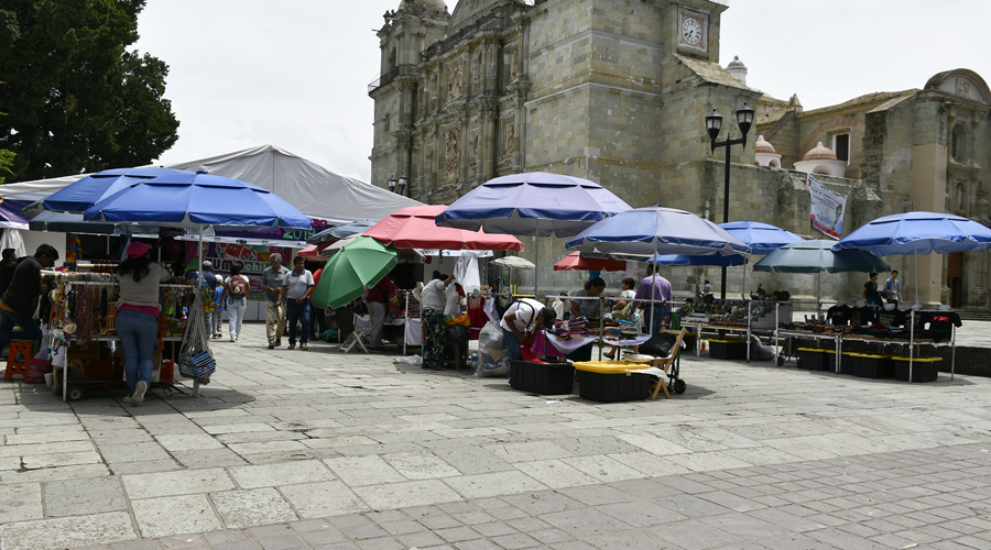 Ambulantes se niegan a dejar el Zócalo de Oaxaca