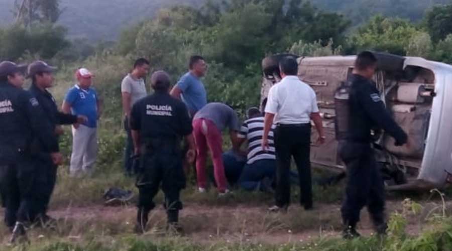 Vuelca auto en Salina Cruz; muere Infante de la Marina