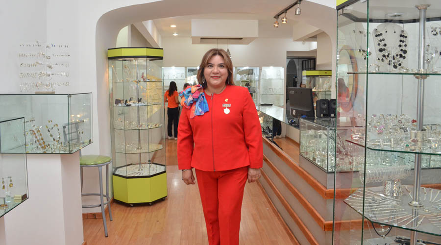 El Club Rotario Guelaguetza organizó una venta de joyería para recaudar fondos