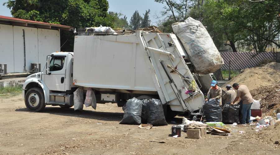 Recolectores privados de basura atienden agencias de la capital oaxaqueña
