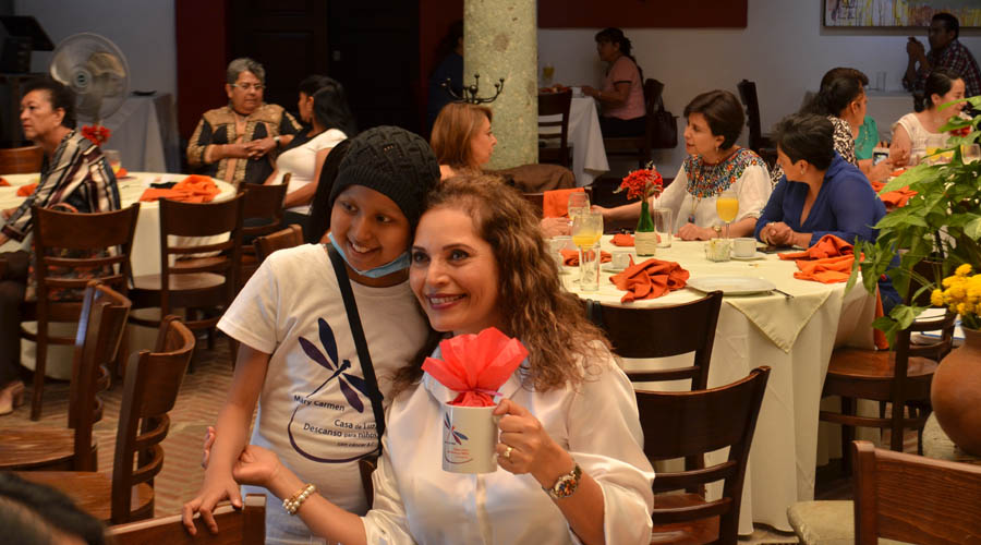 Desayuno a benéfico de niños con cáncer
