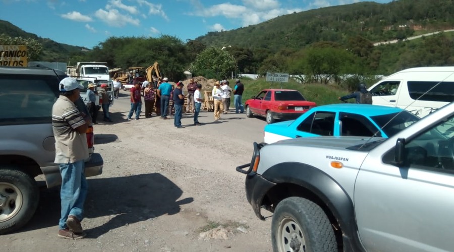 Con bloqueo, exigen construcción de puente en Juxtlahuaca