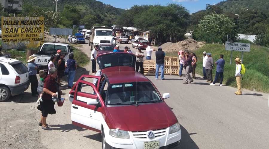 Bloquean carretera para exigir obras en Santiago Juxtlahuaca