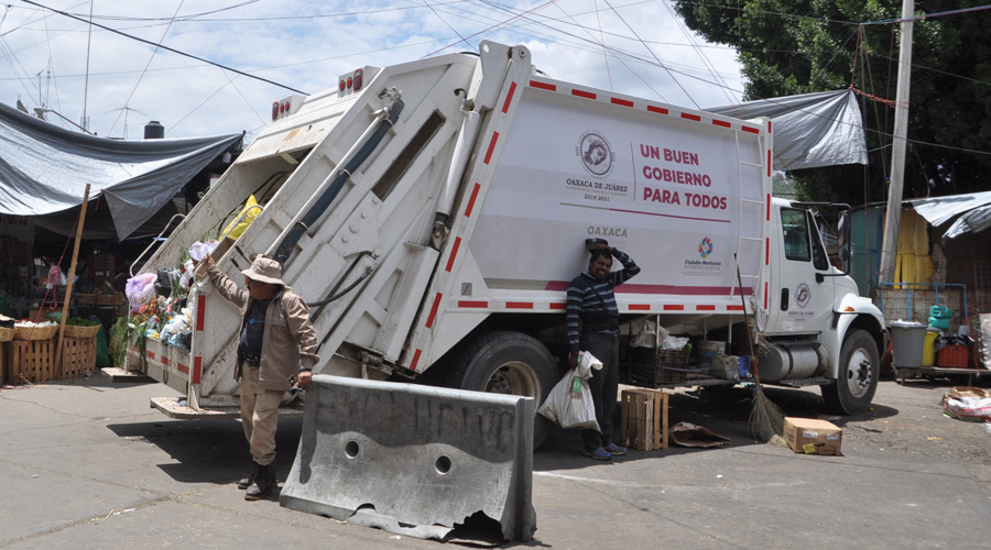 Operadores de camiones negocian con la basura en la ciudad capital