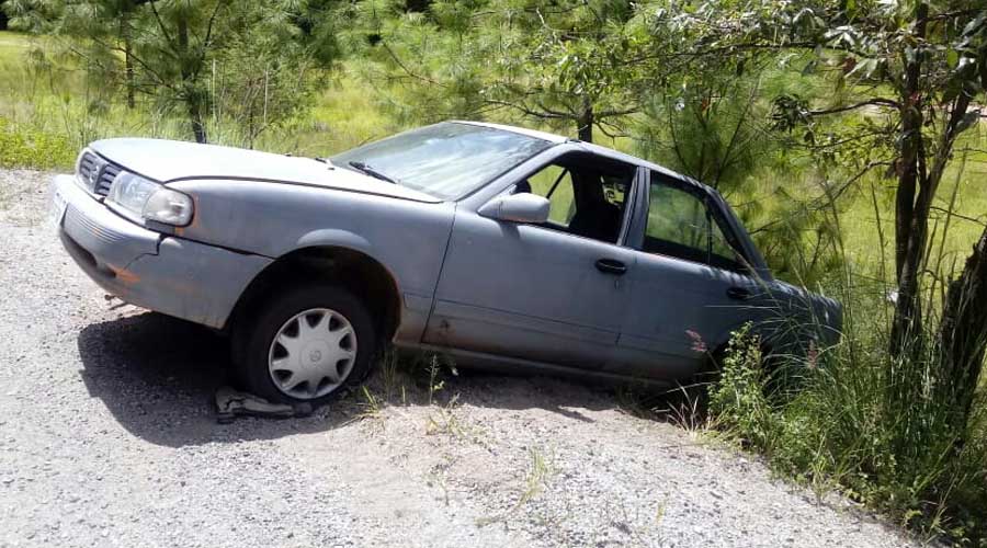 En la Mixteca recuperan auto robado en Villas Xoxo