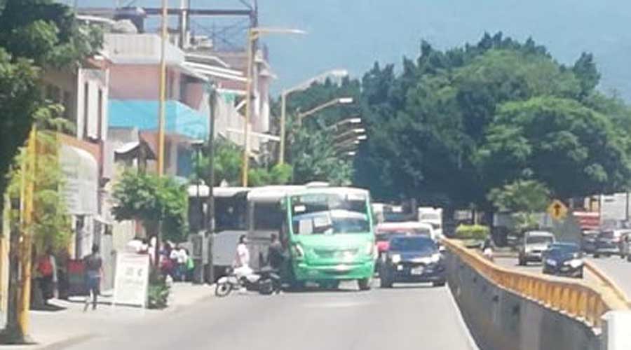 Embiste camión urbano a motociclista en Periférico | El Imparcial de Oaxaca