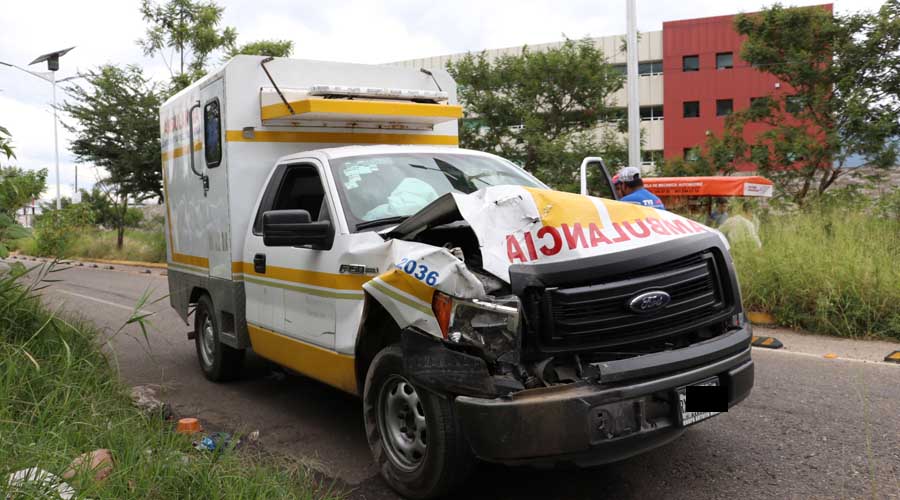 Choca ambulancia contra una camioneta en Santa María El Tule