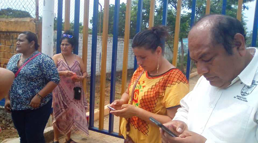 Riña entre catedráticos y directivo en preparatoria de la UABJO en Tehuantepec
