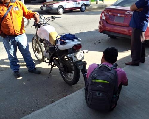 Evita chocar contra un camión y derrapa | El Imparcial de Oaxaca