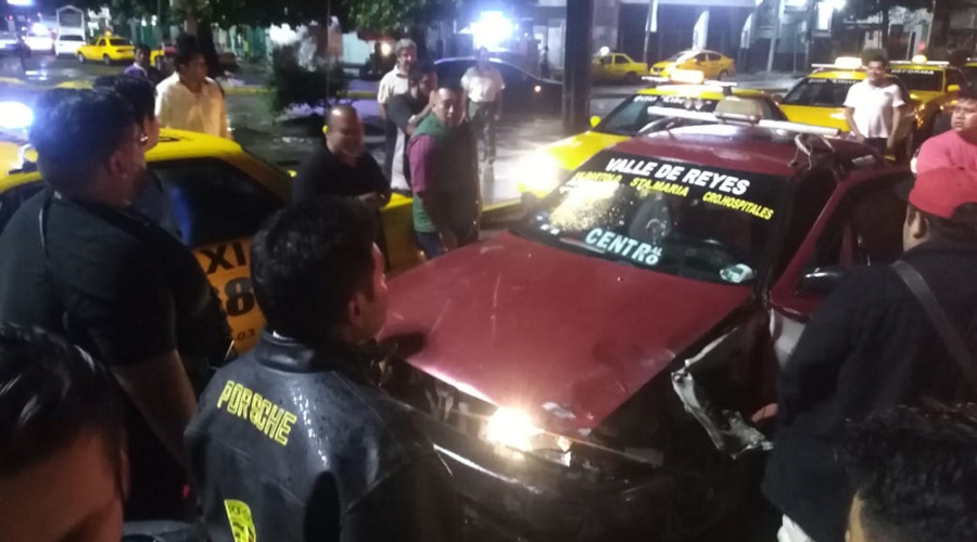 Taxista ebrio arrolla a motociclistas en avenida Símbolos Patrios | El Imparcial de Oaxaca