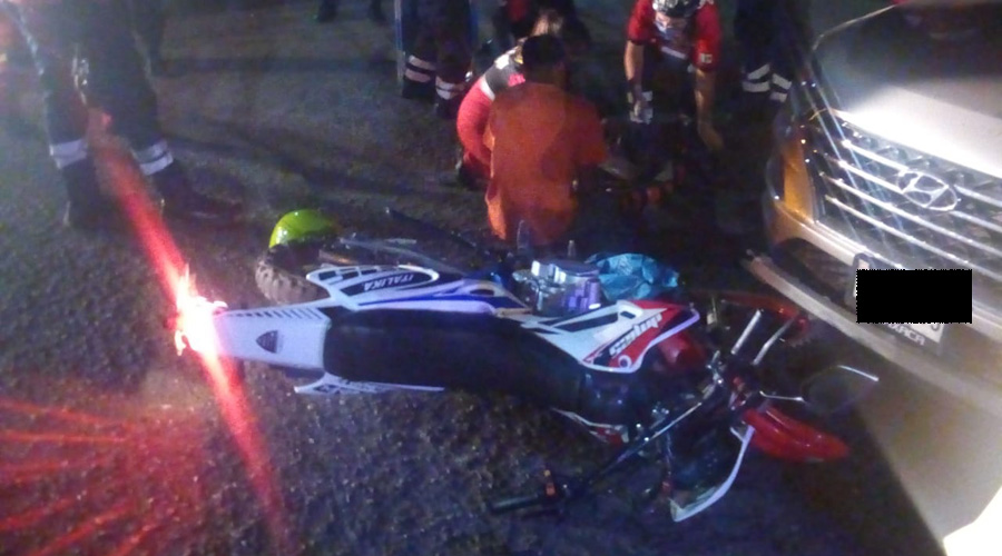 Choca camioneta contra motocicleta en Periférico