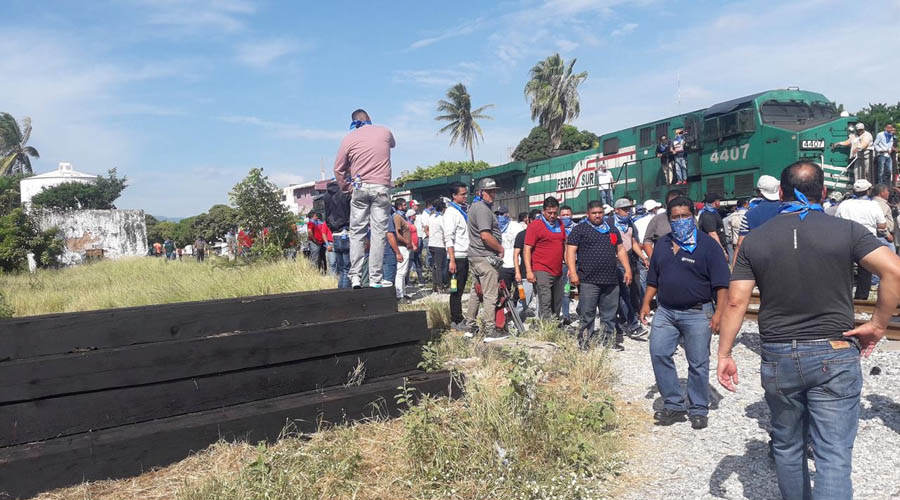Grupo de choque de ferrocarrileros desaloja a manifestantes de Ixtepec