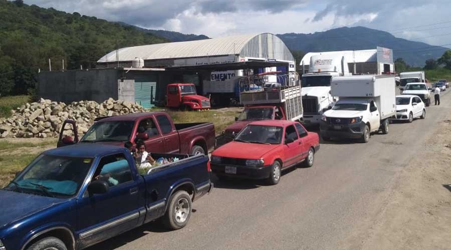 Bloquean carretera para exigir obras en Santiago Juxtlahuaca