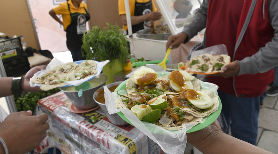 Se deleitan en la décima Feria del Taco