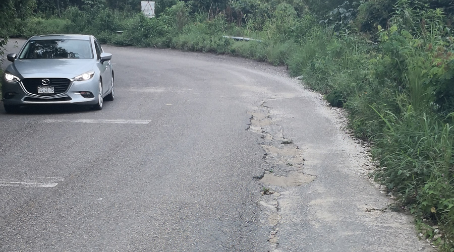 Carretera que conduce a Pluma Hidalgo persiste en pésimo estado