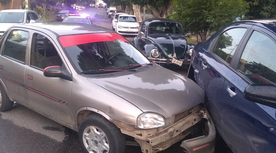 Choca contra vehículo estacionado en la colonia Reforma | El Imparcial de Oaxaca