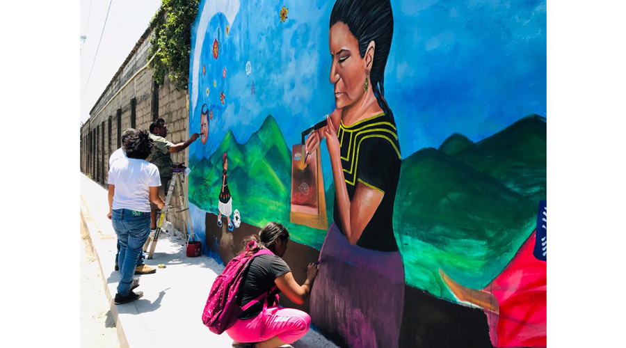 Mujeres juchitecas pintan mural de equidad de género