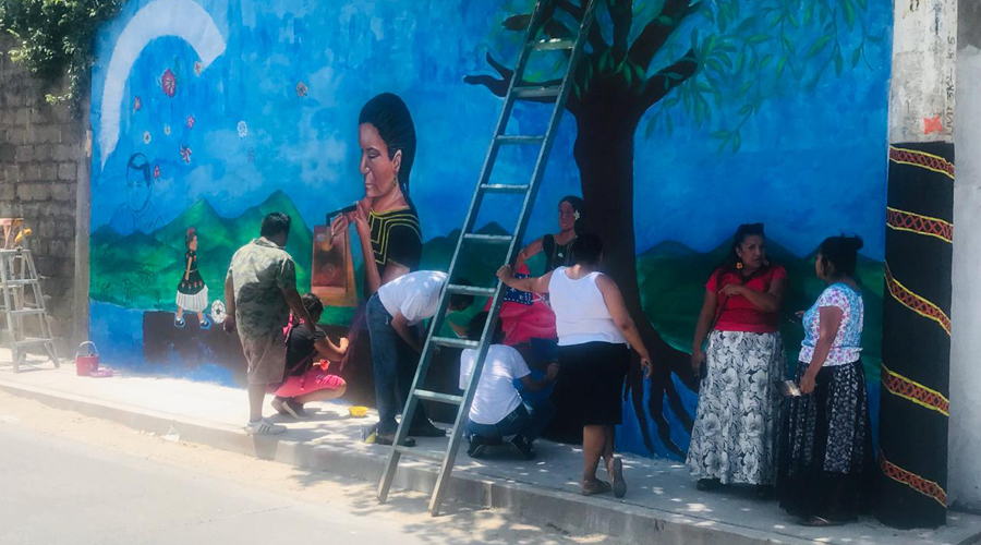 Mujeres juchitecas pintan mural de equidad de género