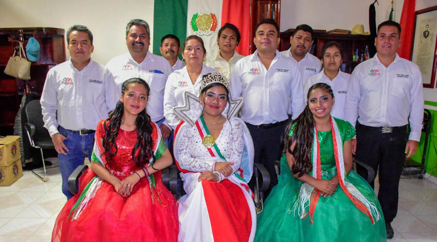 Jóvenes mixtecas se convirtieron en protagonistas de las fiestas patrias