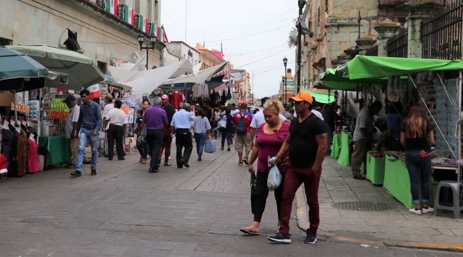 Por invasión de ambulantes temen cierre de comercios en Oaxaca