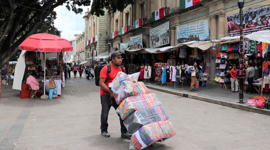 Por invasión de ambulantes temen cierre de comercios en Oaxaca