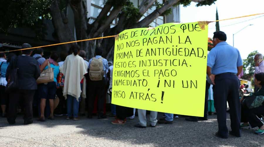 Protesta de maestros jubilados desquicia la vialidad de Oaxaca