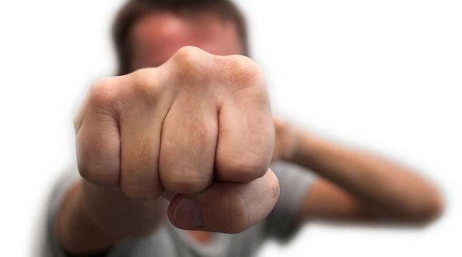 Video: Cansado del bullying, joven golpea a dos chicas de su escuela