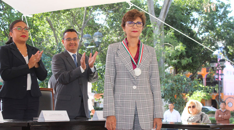 Recibe ciudadana medalla General Antonio de León
