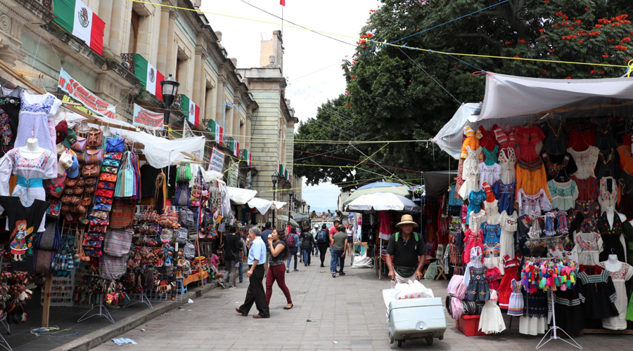 Regresan ambulantes al Zócalo de Oaxaca