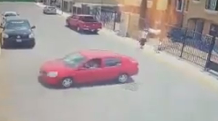 Video: Mujer atropella a padre e hija al echar su carro de reversa | El Imparcial de Oaxaca
