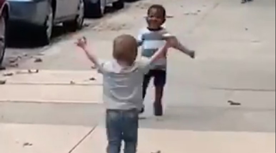 Video: Sorprende reacción de dos niños al reencontrarse