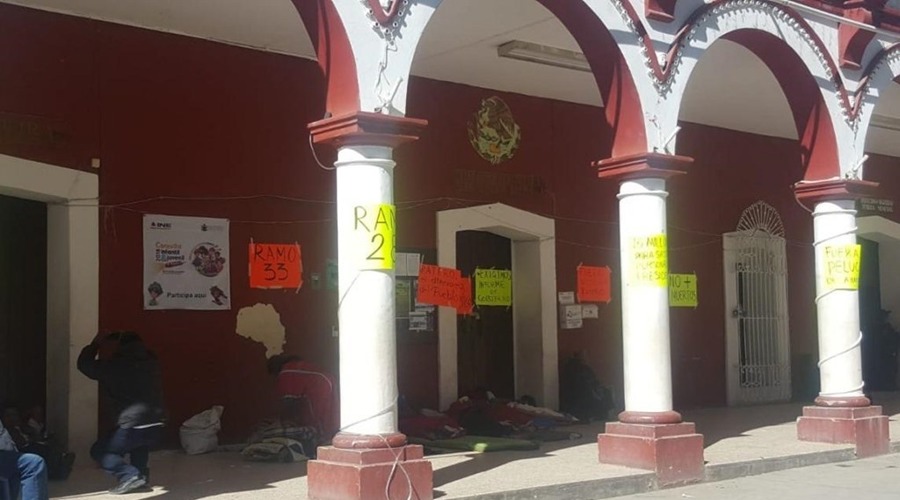 Sin solución, toma del palacio en Juxtlahuaca | El Imparcial de Oaxaca