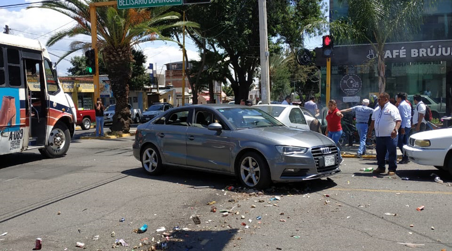 En la colonia Reforma, choque entre moto y auto deja tres lesionados