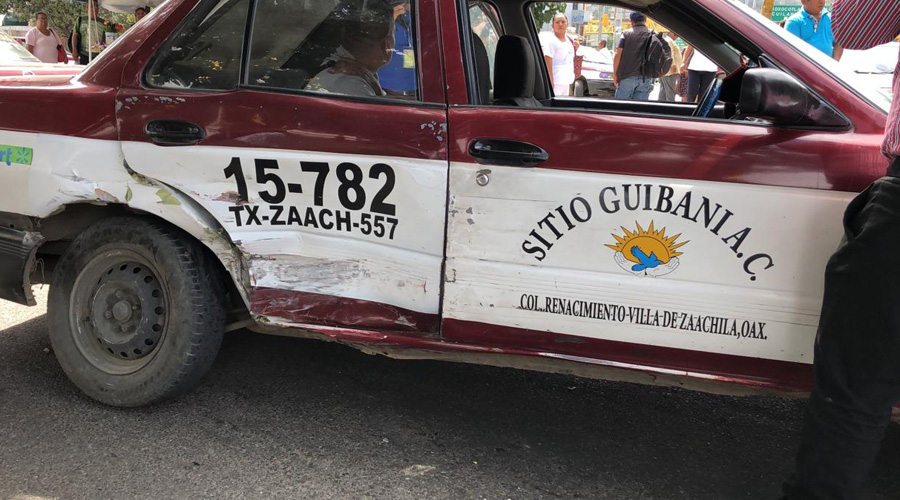 Automovilista embiste a taxi en Símbolos Patrios