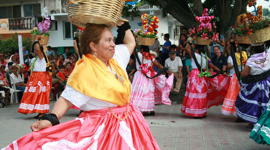 El grupo de danza Atardecer Oaxaqueño festejan su aniversario