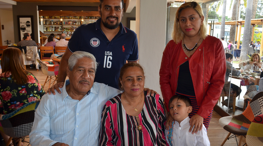 Iraís Méndez festeja junto con familiares