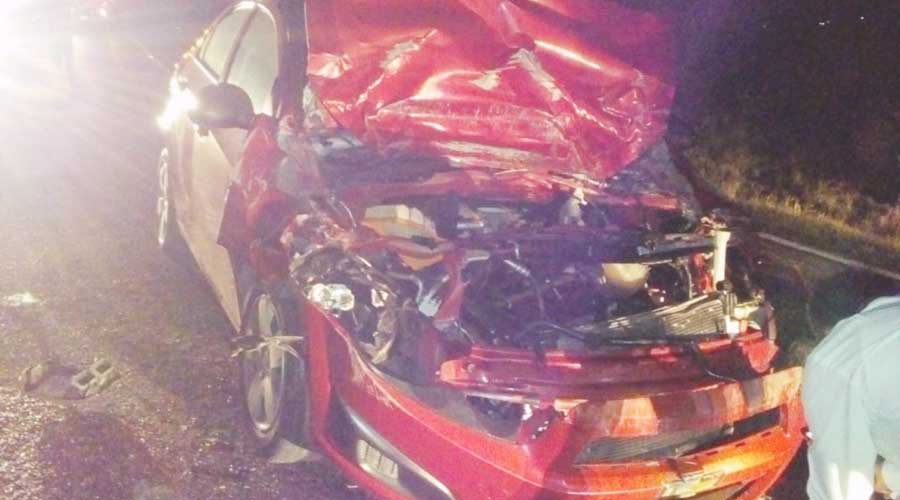 Una pipa embiste a auto en Huajuapan