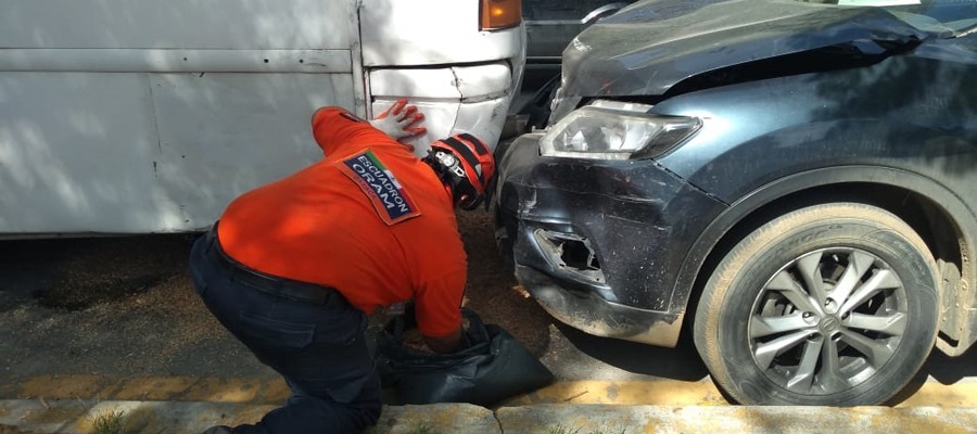 Ebrio choca su camioneta contra un camión urbano | El Imparcial de Oaxaca