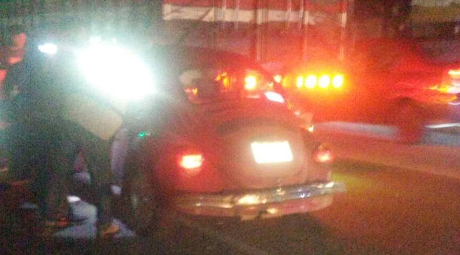 Estrella su ‘vocho’ contra un torton en Viguera