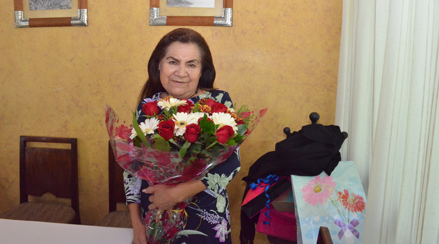 En su cumpleaños, familiares agasajan a doña Carmelita