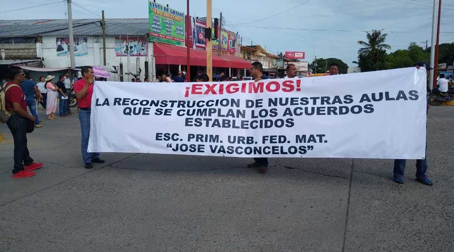 Con marchas y bloqueos, exigen reconstrucción de aulas en Juchitán