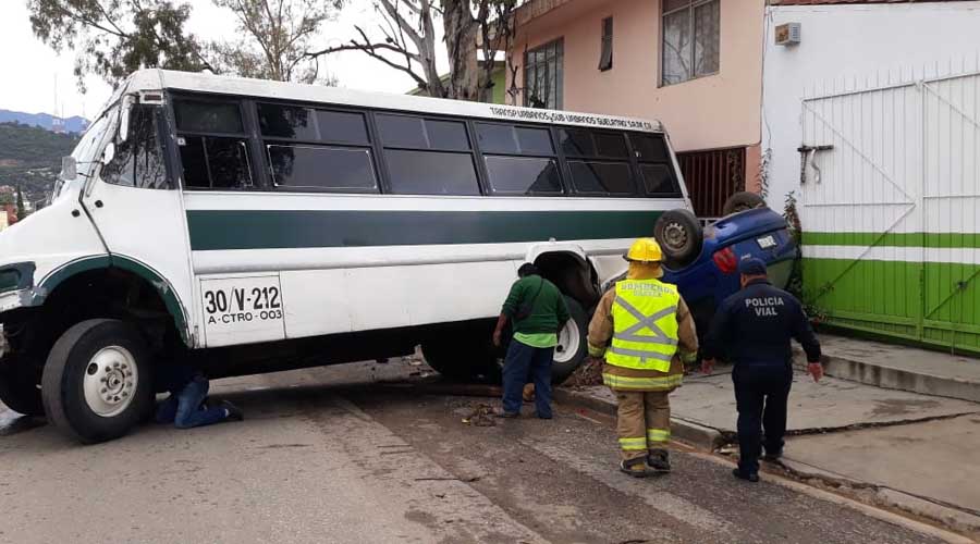 Autobús se queda sin frenos en San Martín Mexicápam