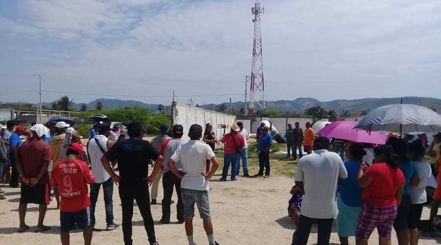 Salinas del Marqués bloquea las instalaciones petroleras