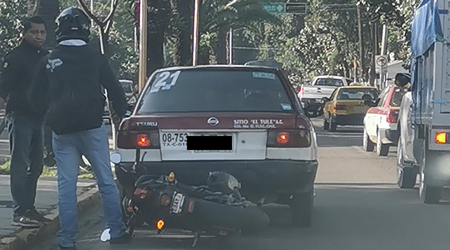 Motociclista se estrella contra taxi | El Imparcial de Oaxaca